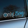 Plotrovaná nálepka "Only Benz" v modro-bielom prevedení, štýlový kaligrafický motív s logom Mercedes-Benz na O, nálepka na auto.