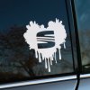 Biela nálepka na aute v tvare srdca s logom SEAT uprostred, obklopená efektom stekania farby. Tento moderný a umelecký dizajn pridáva automobilu výrazný a štýlový vzhľad. Ideálna pre majiteľov vozidiel SEAT, ktorí chcú prejaviť svoju lojalitu k značke a pridať svojmu autu osobitý charakter. Vyrobená z kvalitného a odolného materiálu, je vhodná na vonkajšie použitie, zaručujúc dlhú životnosť a odolnosť voči poveternostným vplyvom.