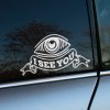 Na obrázku je nálepka na auto s nápisom "I SEE YOU," umiestnená na zadnom okne sivého vozidla. Dizajn nálepky obsahuje oko s výrazným pohľadom, čo dodáva nálepke tajomný a možno aj trochu strašidelný vzhľad. Táto nálepka je ideálna pre tých, ktorí chcú svoje auto ozdobiť výrazným a originálnym spôsobom, pričom môže slúžiť aj ako varovanie pre ostatných vodičov, aby boli opatrní. Perfektný doplnok pre všetkých, ktorí chcú svoje auto odlíšiť a vyjadriť svoju jedinečnosť.
