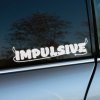 Plotrovaná nálepka Impulsive s hravým fontom a zahnutou šípkou, vystihuje spontánny charakter vodiča.