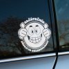 Plotrovaná nálepka so smajlíkom, zdvihnutými palcami a textom „Začátečník – Děkuji za ohleduplnost.“ Ideálna pre nových vodičov na auto.