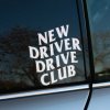 Plotrovaná nálepka s textom „NEW DRIVER DRIVE CLUB“ v dynamickom, mierne zakrivenom písme. Štýlový doplnok pre nových vodičov.