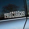 Plotrovaná nálepka s textom PRECISION, japonskými znakmi a anglickým nápisom CLARITY DRIVE EXECUTION v spodnej časti.