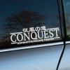 Plotrovaná nálepka „CONQUEST“ s japonským textom a sloganom „DOMINATE OVERCOME TRIUMPH“. Motivačná nálepka na auto pre vyjadrenie odhodlania a úspechu.