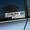 Plotrovaná nálepka „LITHIUM POWERED“ s ikonou batérie. Ideálna nálepka na auto pre elektromobily alebo milovníkov technológie.