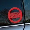 Plotrovaná nálepka s nápisom “Do Not Touch” v kruhu, určená na upozornenie a ochranu vozidla pred dotykom.