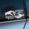 Plotrovaná nálepka „Memento Vivere, Memento Mori“ s grafikou ruky a kostry v gotickom štýle. Výrazný dizajn pripomínajúci život a smrť.