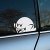 Plotrovaná nálepka na auto s duchom Boo v štýle hier Mario, s vycerenými zubami a vyplazeným jazykom v akčnej póze.