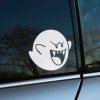 Plotrovaná nálepka na auto s postavičkou strašidla Boo z videohier, v typickej poletujúcej póze s vyplazeným jazykom.