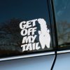 Plotrovaná nálepka „GET OFF MY TAIL“ s ilustráciou chvosta a zadnej časti mačky. Vtipná nálepka na auto pre upozornenie na odstup.