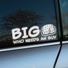 Plotrovaná nálepka „BIG – WHO NEEDS AN SUV“ s humorným textom a ilustráciou mieškov. Originálna nálepka na auto pre milovníkov vtipu.