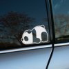 Plotrovaná nálepka na auto so siluetou spiacej pandy v kreslenom štýle, vyrezaná z jednofarebnej fólie.