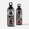 Na čiernej fľaši sú nalepené realistické nálepky superhrdinov Wolverine a Deadpool. Wolverine je zobrazený vo svojom klasickom žltomodrom kostýme, zatiaľ čo Deadpool je v typickom červenom obleku s mečmi na chrbte. Tieto výrazné a farebné nálepky dodávajú fľaši energický a dynamický vzhľad, ideálny pre fanúšikov týchto ikonických komiksových postáv. Personalizácia fľaše pomocou takýchto nálepiek je skvelý spôsob, ako vyjadriť svoju lásku k superhrdinom a pridať kreatívny dotyk každodenným predmetom.