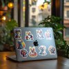 Notebook Apple ozdobený nálepkami rozkošných psíkov rôznych plemien, od corgiho a francúzskeho buldočka až po maltézskeho psíka a ďalších veselých štvornohých kamarátov. Tieto farebné a hravé ilustrácie dodávajú notebooku priateľský a radostný vzhľad, ideálny pre milovníkov psov a domácich zvierat. Personalizácia notebooku s týmito nálepkami prináša nádych šarmu a zábavy, skvelý spôsob, ako vyjadriť lásku k štvornohým miláčikom.