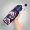 Tmavomodrá športová fľaša ozdobená farebnými nálepkami medveďa a ježka, ktoré jej dodávajú originálny a prírodou inšpirovaný vzhľad. Výrazné ilustrácie zvierat v živých farbách vytvárajú jedinečný kontrast na tmavom podklade fľaše, čo z nej robí štýlový doplnok na cesty či športové aktivity. Ideálne pre všetkých, ktorí chcú personalizovať svoje doplnky s kreatívnym nádychom divočiny.