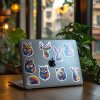 Štýlové nálepky divokých zvierat na zadnej strane notebooku Apple vytvárajú jedinečný, prírodou inšpirovaný vzhľad. Žiarivé a detailné ilustrácie líšky, jeleňa, zajaca, vlka, sovy, medveďa, ježka, veveričky a kamzíka pôsobia moderne a farebne. Ideálne ako nálepky na notebook či iné hladké povrchy pre milovníkov divočiny a originality. Tieto farebné nálepky dodajú vášmu zariadeniu osobitý charakter a pritiahnu pozornosť kdekoľvek, kam ich prilepíte.