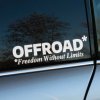 Plotrovaná nálepka s textom „OFFROAD* Freedom Without Limits“. Ideálna pre nadšencov jazdy mimo ciest a dobrodružstva.