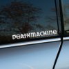 Plotrovaná nálepka DEATHMACHINE v ostrom gotickom fonte, ideálna nálepka na auto s temnou estetikou.