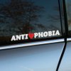 Plotrovaná nálepka na auto s nápisom ANTI💔PHOBIA. Dizajn obsahuje červené prasknuté srdce a biele písmo. Dvojfarebná.