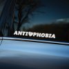 Plotrovaná nálepka na auto s nápisom ANTI💔PHOBIA (prasknuté srdce ako I). Jednofarebná, presná plotrovaná nálepka.