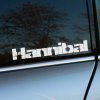 Plotrovaná nálepka s logom Hannibal v štylizovanom písme pripomínajúcom škrabance.
