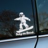 Plotrovaná nálepka snowboardistu s textom “Baby on Board”.