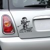 Plotrovaná nálepka malý lyžiar v prilbe a okuliaroch s paličkami na lyžiach a nápis Baby on Board v spodnej časti dizajnu.