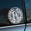 Plotrovaná nálepka „BENZ“ s vintage kruhovým dizajnom obklopeným ozdobnými vetvami, štýlová nálepka na auto pre klasický a elegantný vzhľad.
