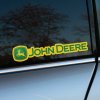 Tlačená nálepka s logom John Deere, obsahujúca skákajúceho jeleňa v erbe a názov značky. Vhodná na auto alebo iné hladké povrchy.