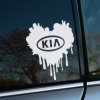 Plotrovaná nálepka v tvare stekajúceho srdca so starým logom Kia v ovále. Klasický autodoplnok pre fanúšikov tejto juhokórejskej značky.
