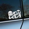 Plotrovaná nálepka s novým logom Kia, textom „DON'T touch my“ a motívom zamračenej tváre mieriacej pištoľou na vystrašenú tvár. Výstražný, no humorne ladený autodoplnok.