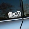 Plotrovaná nálepka s novým logom Peugeot a textom „DON'T touch my“, kde zamračená tvár mieri pištoľou na vystrašenú. Originálny doplnok s dávkou humoru a výstrahy.