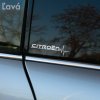 Plotrovaná nálepka s novým logom Citroën, prepojeným s pulzujúcou EKG líniou, ktorá vyjadruje vášeň pre jazdu a túto značku. Dizajn pre ľavú verziu.