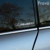Plotrovaná nálepka s novým logom Peugeot a dynamickou EKG krivkou, symbolizujúcou spojenie vodiča so značkou. Variant pre pravú stranu.
