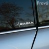 Plotrovaná nálepka s novým logom Dacia a pulzujúcou EKG krivkou, symbolizujúcou spojenie vodiča s cestou a off-roadovým životným štýlom. Variant pre pravú stranu.