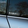 Plotrovaná nálepka s novým logom Dacia spojeným s EKG líniou, ktorá odráža dobrodružného ducha a vášeň pre jazdu. Variant pre ľavú stranu.