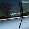 Plotrovaná nálepka s logom SsangYong a pulzujúcou EKG krivkou, symbolizujúcou spojenie vodiča s cestou a off-roadovým životným štýlom. Variant pre pravú stranu.