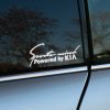 Plotrovaná nálepka s textom „Sports mind Powered by KIA“ v dynamickom písanom štýle. Ideálna pre nadšencov športovej jazdy a tuningovej scény.