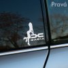 Plotrovaná nálepka s novým logom Dacia a siluetou ženy opierajúcej sa oň, spájajúcou eleganciu s off-roadovým duchom značky. Variant s logom na pravej strane.