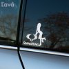 Plotrovaná nálepka s logom SsangYong a siluetou ženy opierajúcej sa oň, spájajúca eleganciu s dobrodružným duchom značky. Variant s logom na ľavej strane.