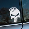 Plotrovaná nálepka s lebkou v štýle Punisher a logom SsangYong na čele. Odvážny dizajn pre vodičov, ktorí majú radi surový štýl a neboja sa vyniknúť.