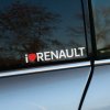 Plotrovaná nálepka s textom „I ♥ RENAULT“, kde červené srdiečko symbolizuje oddanosť tejto legendárnej francúzskej značke. Perfektný doplnok pre fanúšikov.