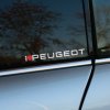 Plotrovaná nálepka s textom „I ♥ PEUGEOT“, kde červené srdiečko symbolizuje oddanosť tejto legendárnej francúzskej značke. Perfektný doplnok pre fanúšikov.