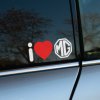 Plotrovaná nálepka s textom „I ♥ MG“, kde červené srdiečko odráža vášeň pre britskú automobilovú ikonu. Ideálny doplnok pre fanúšikov tejto značky.
