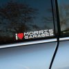 Plotrovaná nálepka s textom „I ♥ MORRIS GARAGES“, kde červené srdiečko symbolizuje vášeň pre dedičstvo tejto ikonickej britskej značky. Perfektný doplnok pre nadšencov MG.