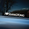 Plotrovaná nálepka s textom „I ♥ SSANGYONG“ v minimalistickom a štýlovom dizajne, ktorý zdôrazňuje hrdosť na túto juhokórejskú automobilku.