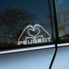 Plotrovaná nálepka s textom „PEUGEOT“ v novom logu a siluetou rúk tvoriacich srdce. Štýlový doplnok pre každého, kto má túto značku v srdci.