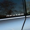 Plotrovaná nálepka s minimalistickým a dynamickým písmom, ktorá obsahuje presný nápis modelu vozidla: REXTON.