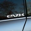 Plotrovaná nálepka s nápisom „EVX“ v dynamickom modernom písme. Štýlový detail pre fanúšikov elektromobility a inovácie.