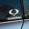 Plotrovaná nálepka „SsangYong“ s ikonickým logom v podobe dvojitého krídla. Štýlový doplnok pre fanúšikov tejto značky.